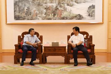 集团公司党委书记、董事长姜国栋拜访烟台市委副书记、市长郑德雁