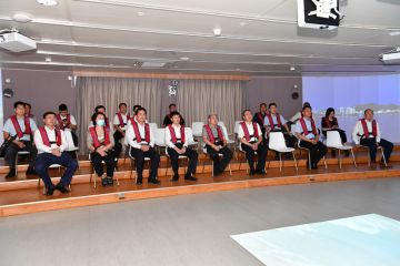 中央农村工作领导小组原副组长袁纯清到“耕海1号”调研